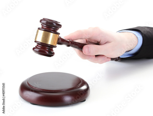 Foto: wooden gavel in hand isolated on white wooden gavel in hand isolated on white