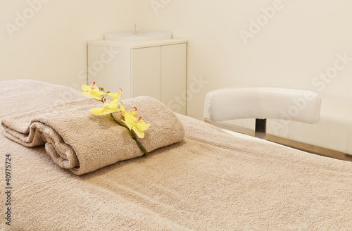 Foto: Interior of massage room in a spa salon Interior of massage room in a spa salon