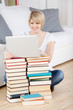 studentin mit laptop und büchern