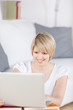 blonde frau mit laptop zu hause