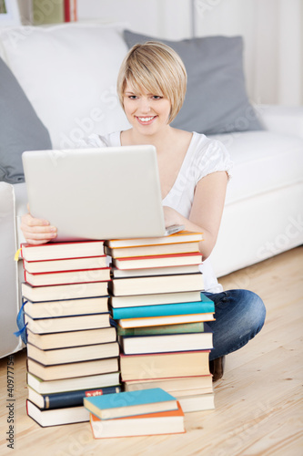 Foto: studentin mit laptop und büchern studentin mit laptop und büchern