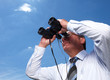 Foto: Mann mit Fernglas hält Ausschau Mann mit Fernglas hält Ausschau