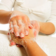 schäumende Handmassage durch therapeutin quadratisch