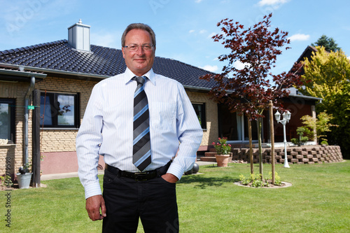Foto: Immobilienmakler vor Eigenheim Immobilienmakler vor Eigenheim