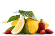 limoni e fragole su sfondo bianco