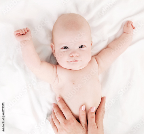 Foto: Mother massaging baby Mother massaging baby