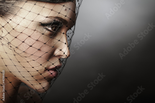 Photo: Frau hinter einem Hutnetz Frau hinter einem Hutnetz