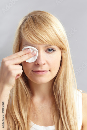 Photo: beautiful young woman beautiful young woman