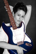 Photo: Hübsche Frau mit E Gitarre partiell Blau und SW Hübsche Frau mit E Gitarre partiell Blau und SW