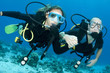 Foto: man and woman scuba dive togeather man and woman scuba dive togeather