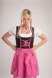 verärgerte frau mit dirndl