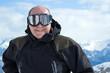 Homme heureux et souriant au ski