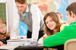 Schulkinder und Lehrer lernen an der Schule