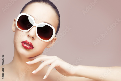 Foto: young woman wearing sunglasses young woman wearing sunglasses