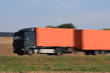 Foto: LKW auf Asphaltstraße LKW auf Asphaltstraße