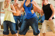 Zumba - junge Leute tanzen in Tanzstudio