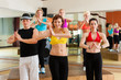 Zumba oder Jazzdance - junge Leute tanzen