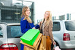Zwei Frauen waren shoppen und fahren heim