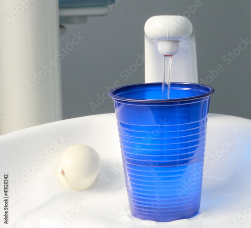 Photo: Acqua cade nel bicchiere - dal dentista Acqua cade nel bicchiere - dal dentista