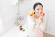 野菜を持つ女性
