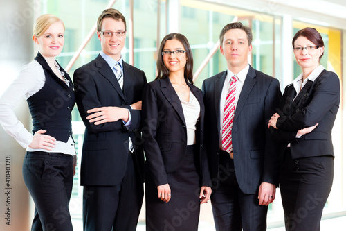 Foto: Business - group of businesspeople in office Business - group of businesspeople in office