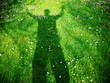 Schatten eines Mannes auf der Wiese
