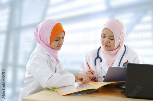 Foto: Doctor discussing Doctor discussing