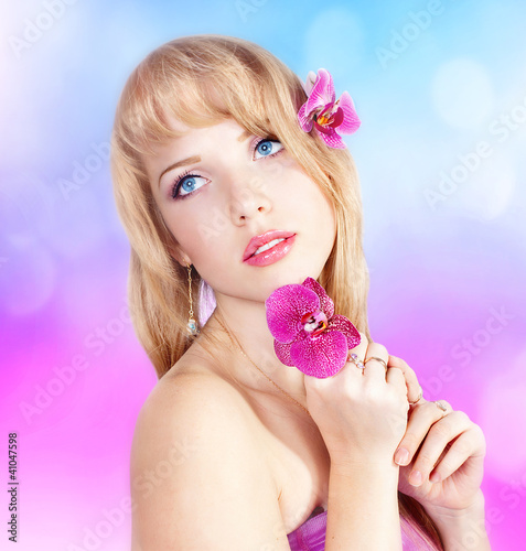 Foto: Beautiful girl with pink flowers Beautiful girl with pink flowers