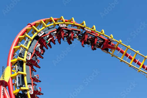 Photo: Achterbahn vor blauem Hintergrund Achterbahn vor blauem Hintergrund