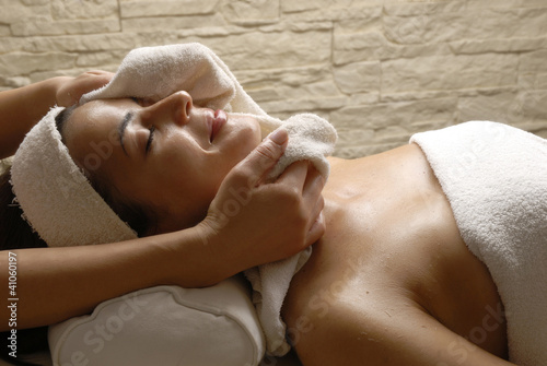 Photo: Joven mujer recibiendo tratamiento facial en un spa. Joven mujer recibiendo tratamiento facial en un spa.