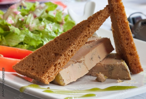 Photo: foie gras de canard et tartine de pain d'épices foie gras de canard et tartine de pain d'épices