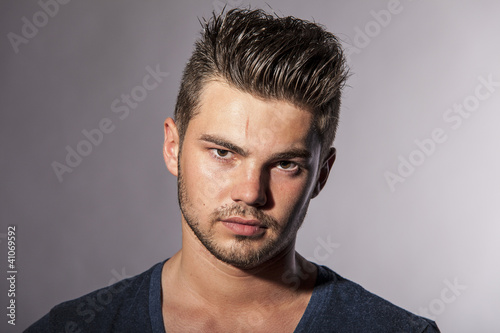 Photo: Portrait eines jungen Mannes Portrait eines jungen Mannes