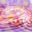 Wasseroberfläche Wellenkreisen Seifenblasen bunt