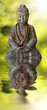 Bouddha assis, fond vert et reflets