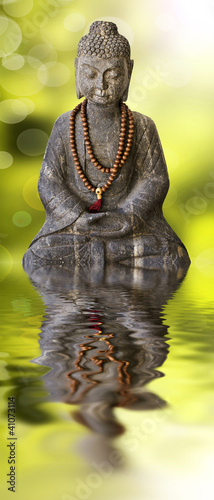 Photo: Bouddha assis, fond vert et reflets Bouddha assis, fond vert et reflets