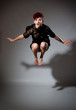 Foto: Pretty young woman jumping Pretty young woman jumping