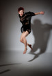 Foto: Pretty young female jumping Pretty young female jumping