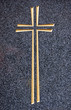 Goldenes Kreuz auf dunklem Hintergrund