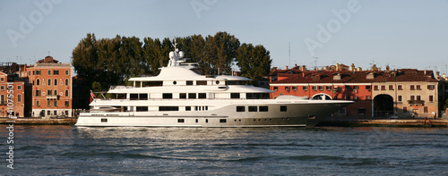 Photo: Megayacht im Hafen von Venedig Megayacht im Hafen von Venedig
