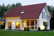 Einfamilienhaus in der Abenddämmerung