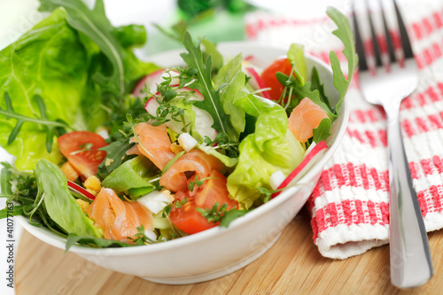 Foto: Bunter Salat mit Räucherlachs Bunter Salat mit Räucherlachs