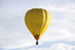 gelber Heißluftballon am Allgäuhimmel