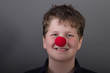 Glücklicher Junge mit roter Nase