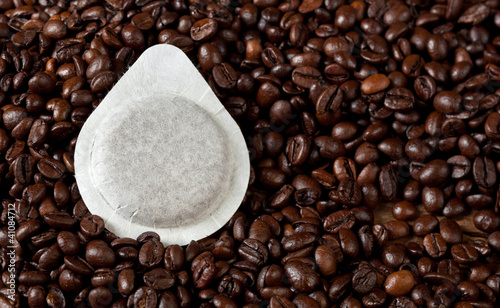 Foto: Cialda di caffè su chicchi Cialda di caffè su chicchi