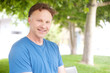 Foto: portrait of a man in a park portrait of a man in a park