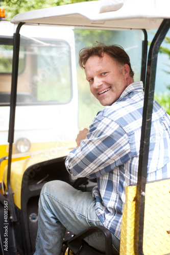 Foto: portrait of a blue collar worker portrait of a blue collar worker