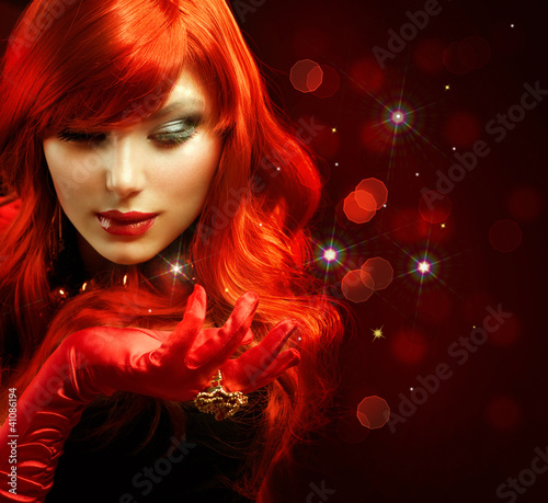 Foto: Red Hair. Fashion Girl Portrait. Magic Red Hair. Fashion Girl Portrait. Magic
