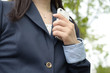 Foto: スマートフォンを持つ女性 スマートフォンを持つ女性