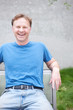 Foto: portrait of a man in a park portrait of a man in a park