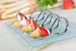 Häppchen mit frischem Spargel, Erdbeeren und Dressing Häppchen mit frischem Spargel, Erdbeeren und Dressing